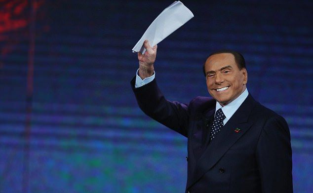 Берлускони превращается в собственную восковую копию