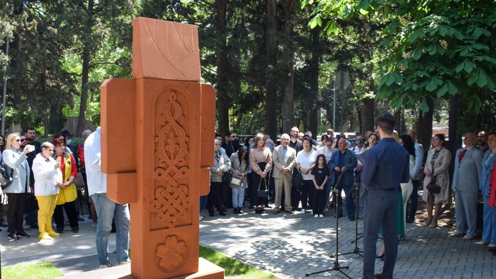 В армении памятник детям. Сквер дружбы народов. Ялтинский памятник. Памятники русским женщинам. Сквер дружбы армян и россиян.