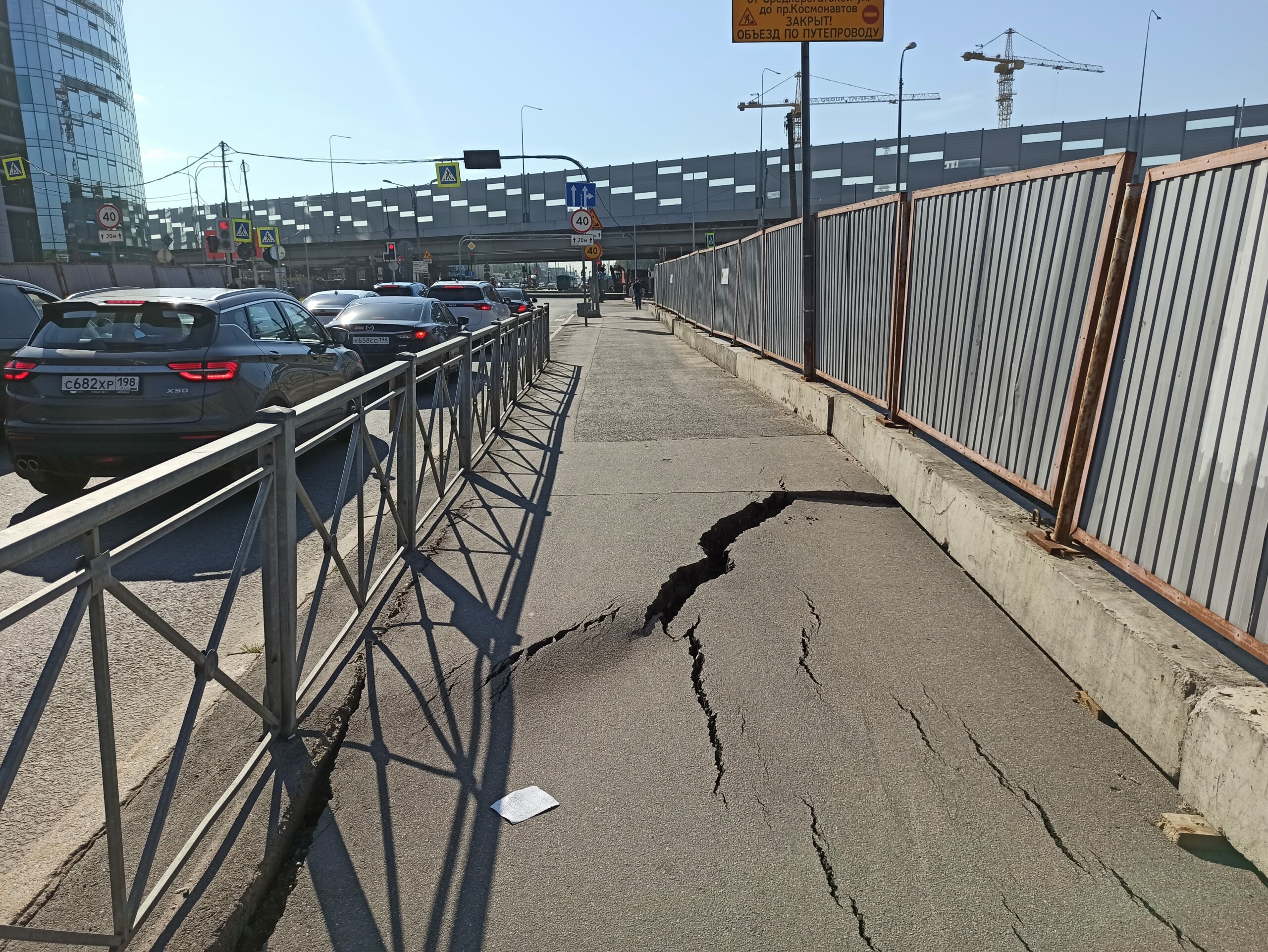 «Не выдержал долбежки»: петербуржцы засняли развалившийся тротуар вблизи стройки Московско-Дунайской развязки