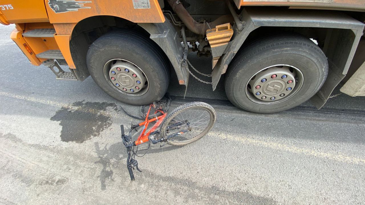 Восьмилетний велосипедист попал под грузовик на челябинской трассе