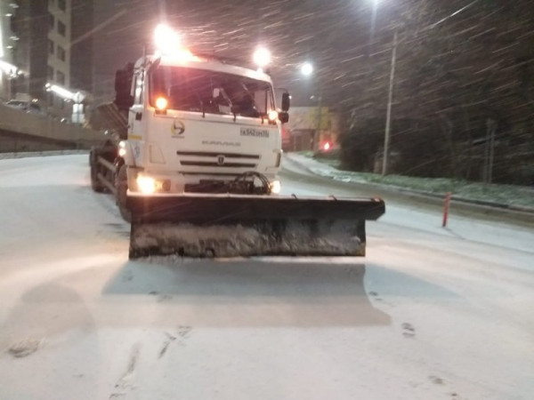 Дорожные службы Севастополя круглосуточно убирают снег