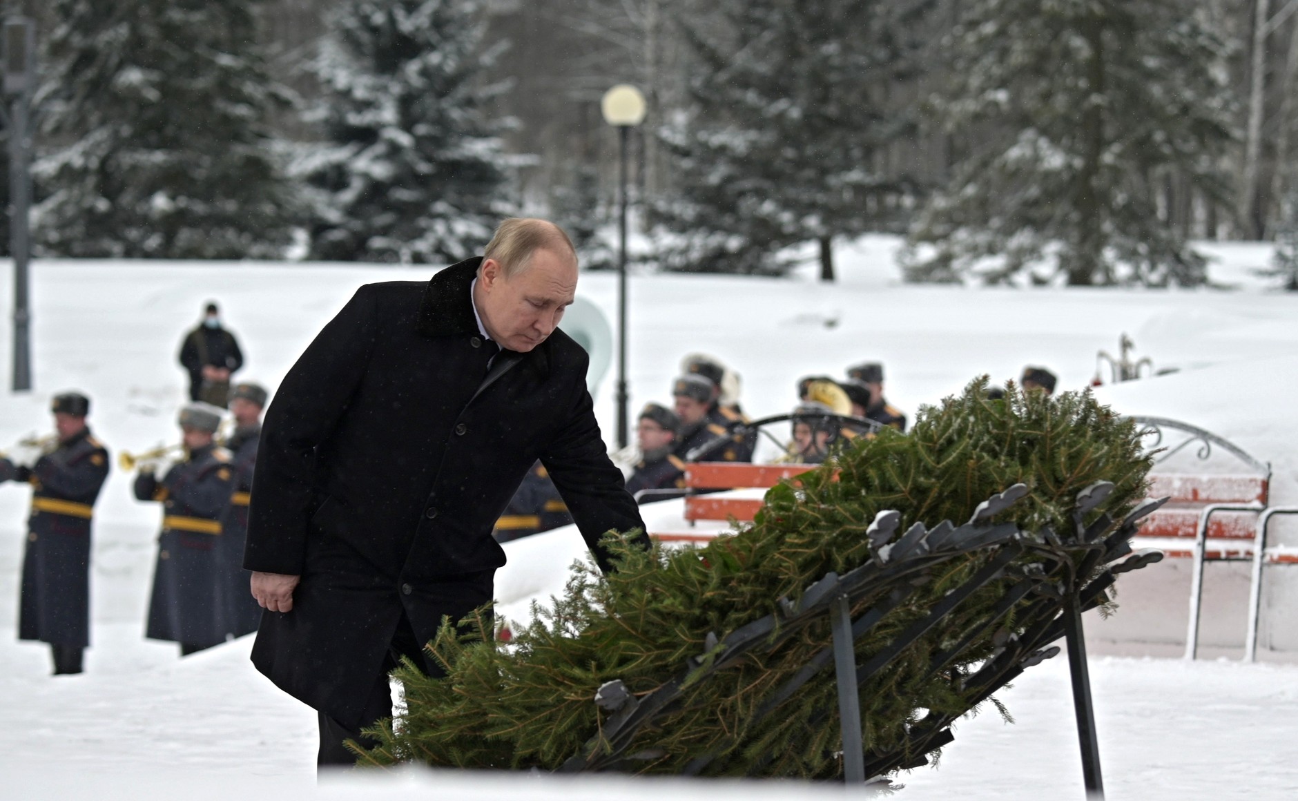 Ленинград 80 лет снятия. Возложение венков на Пискаревском кладбище 2022. Возложение цветов на Пискаревском кладбище Путиным.