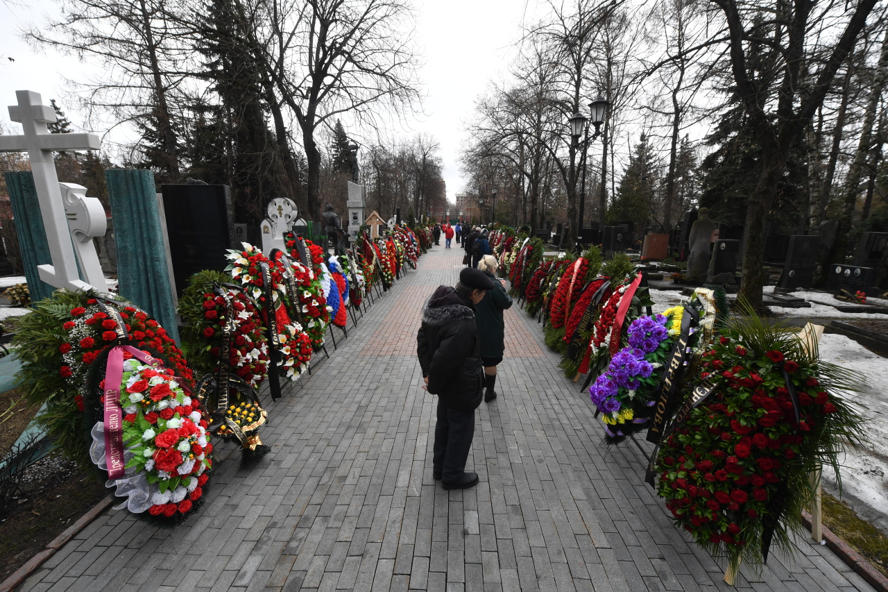 На похороны каких родственников. Кладбище. Памятники на кладбище. Кладбище фото. Новодевичье кладбище в Москве.