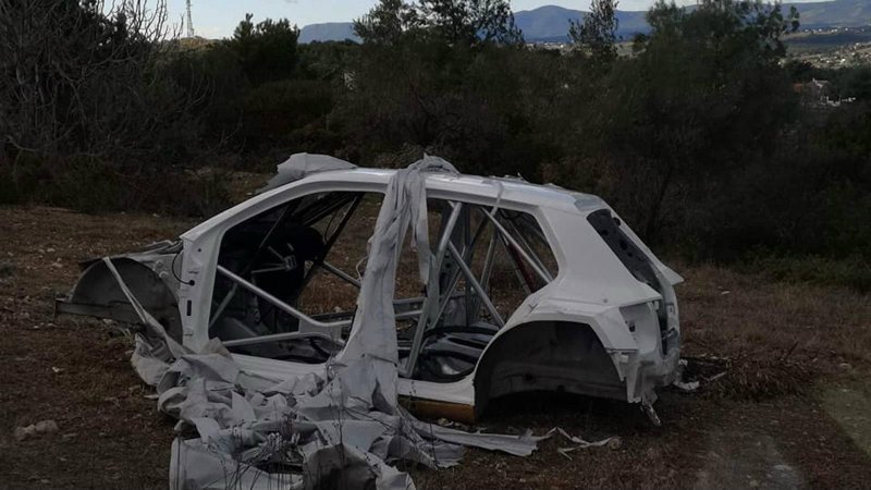 Автомобиль разобран, расширители колесных арок и клетка каркаса безопасности дают понять, что перед нами именно раллийный вариант. skoda, skoda fabia, авто, греция, ралли, раллийный автомобиль, угон, угон автомобиля