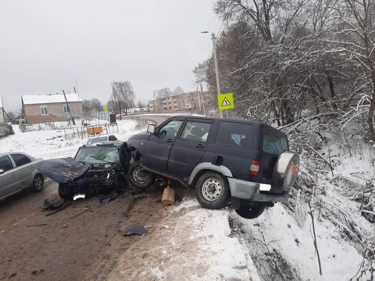 В Тверской области водитель Лады не справился с управлением и врезался в УАЗ