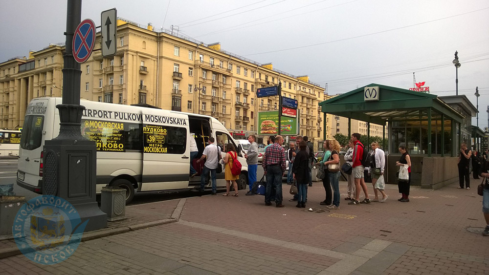 Маршрутки метро московская. Метро Московская аэропорт Пулково автобус. Автобус в Пулково от Московской. Остановка автобуса. Остановка метро Московская.