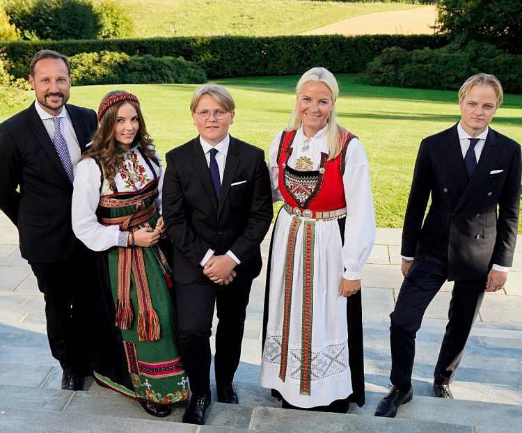 Норвежский принц Сверре Магнус прошел обряд конфирмации в церкви Аскера Норвежский принц Сверре Магнус прошел обряд конфирмации в церкви Аскера Монархи,Новости монархов