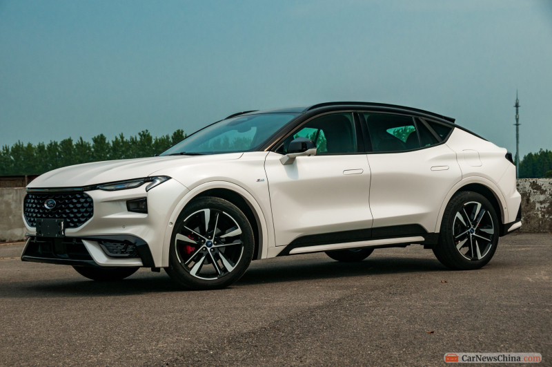 Первый тест-драйв Ford Evos: элегантная и технологичная ставка на рынок Китая