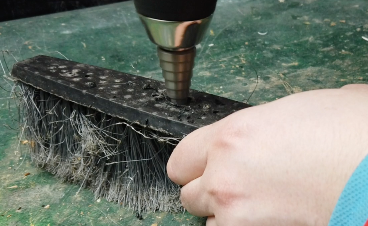 Хитрый старый дворник показал мне мастер класс по быстрой уборке снега).