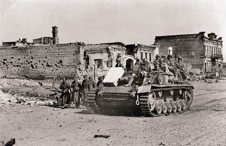 Увидел в Саратове самоходную установку StuG III Ausf. Именно с помощью нее Гитлер хотел завоевать Сталинград такой, AusfСАУ, наступательных, «штугов», дивизиона, желтый, января, «штуги», ВОЛГОГРАДЕ, Сталинграде, ПАМЯТНИК, завоевать, хотел, Гитлер, помощью, ТАНКУ, немецкую, Победы», своему, «Парке