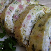 Кабачковый рулет без муки  с ветчиной и творожной начинкой.