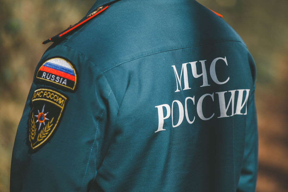 Спасатели МЧС потушили пожар площадью 600 кв. метров у домов в Астрахани