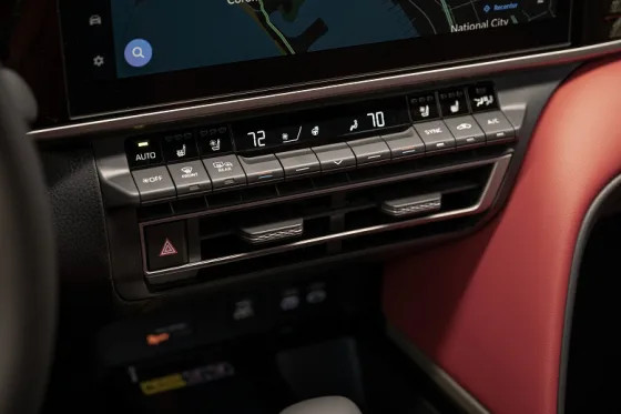 Toyota Camry 2026 с расходом всего 5 л на 100 км получила салон, заполненный физическими кнопками