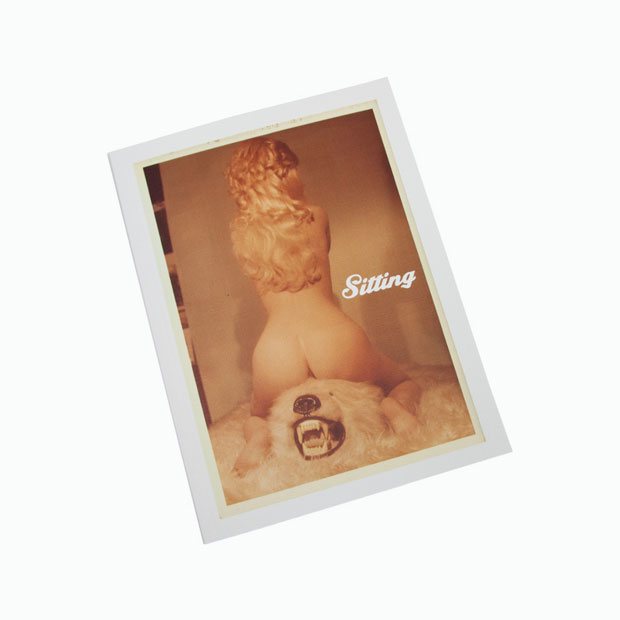 Ретро-фотографии обнажённых женщин, сидящих на разных предметах 