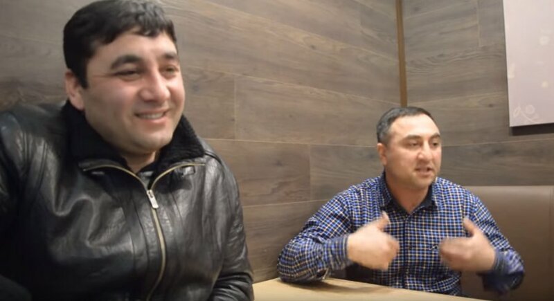 Двое азербайджанцев, рискуя жизнью, спасли семью из горящего авто Двое азербайджанцев, рискуя жизнью, спасли семью из горящего авто