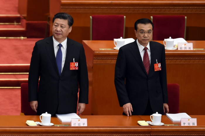 Китайский лидер Си Цзиньпин (слева) и премьер-министр Ли Кэцян на церемонии открытия официального конгресса законодательного органа в Пекин, Китай