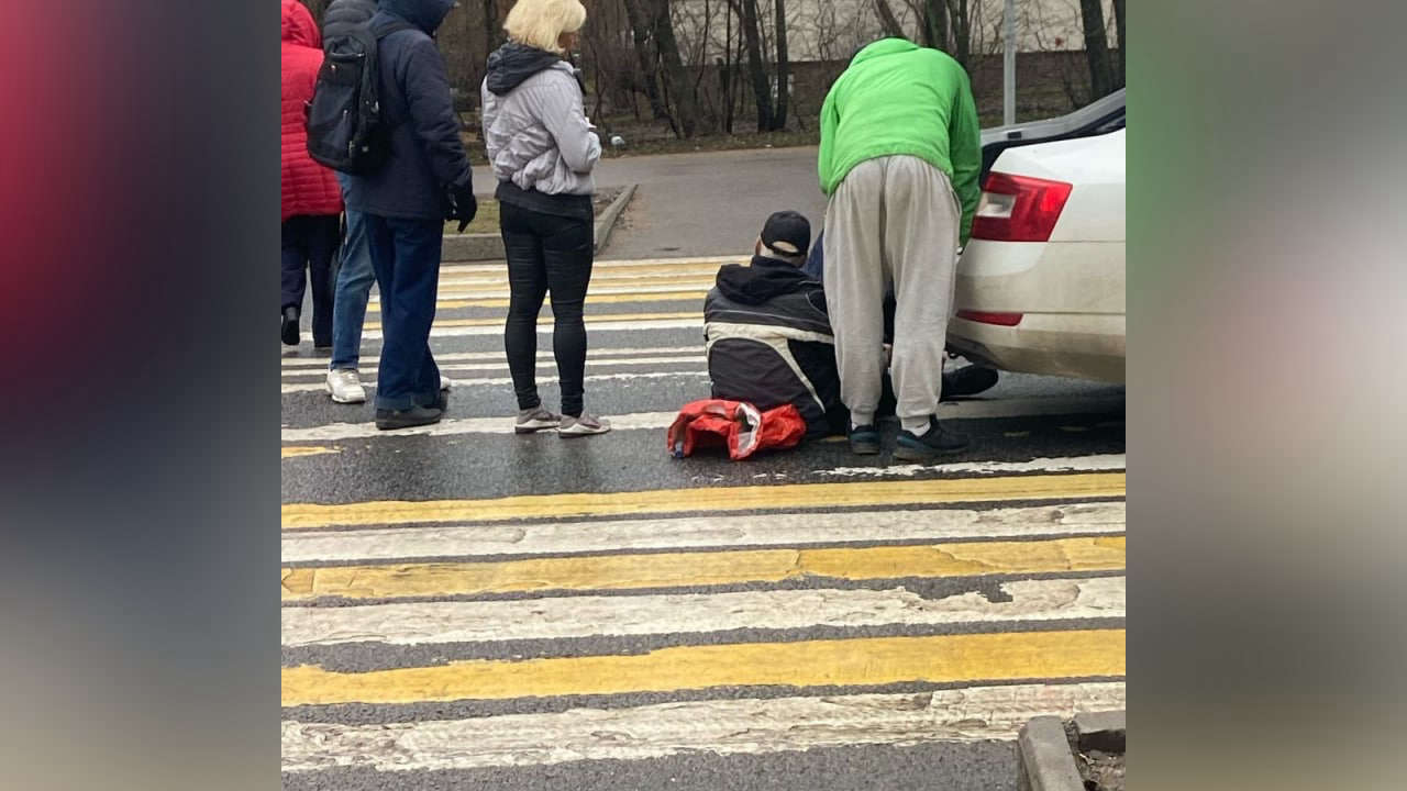 Мужчина пострадал при наезде автомобиля на «зебре» в Петербурге