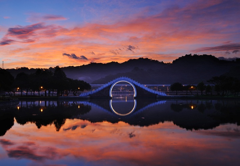Лунный мост в Тайбэе, Тайвань Лунный мост в Тайбэе, Тайвань Путешествия