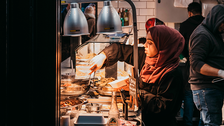    Сегодня вводится халяль, завтра появляются обязательные религиоведческие (читай: исламоведческие) курсы, послезавтра корректируется весь учебный график под Рамадан. Фото: Alena Veasey/Shutterstock