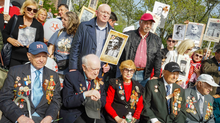 «Бессмертный полк»: Патриоты за океаном и свои Иваны, не помнящие родства «Бессмертный полк»: Патриоты за океаном и свои Иваны, не помнящие родства геополитика,россия