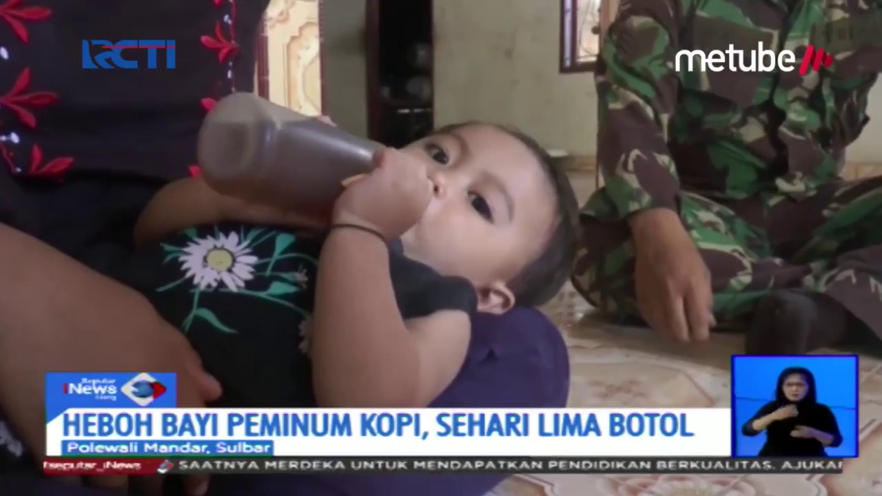Семья из Индонезии поит годовалую дочь кофе вместо молока