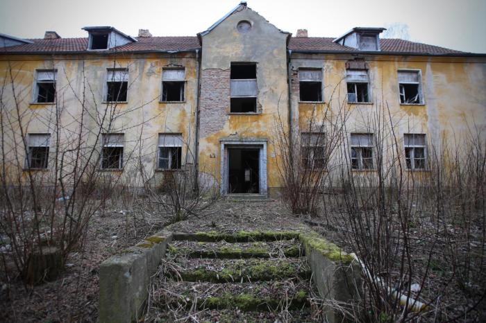 Руины общежития для обслуживающего персонала военного городка в Вюнсдорфе (Германия). | Фото: currenttime.tv.