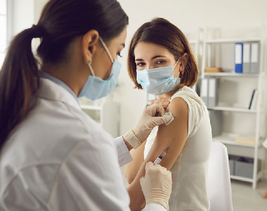 Ученые выяснили, как вакцины от гриппа и COVID-19 влияют на менструальный цикл