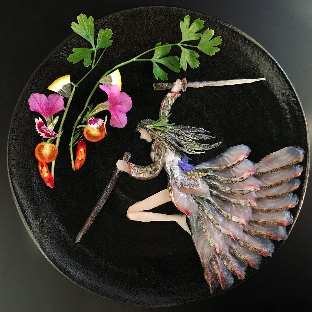 Эти шeдевры японeц создаeт из...pыбы. разное