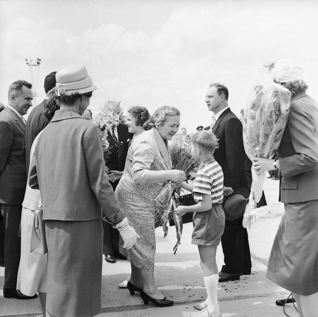 RUssIA - JANUARY 01: Nina Khrushchev receiving flowers after her arrival at the airport on occasion of Nikita Khrushchev?s state visit ( Soviet prime minister). Photography. 1960. (Photo by Imagno/Getty Images) [Nina Chruschtschowa empaengt Blumen bei ihrer Ankunft am Flughafen anlaesslich des Staatsbesuches ihres Mannes, Nikita Chruschtschow, sowjetischer Ministerpraesident. Photographie. 1960]