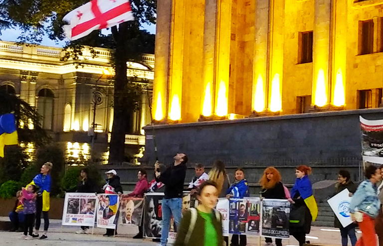 Тбилиси, картинки с натуры: Гурам, таксист, говорит, что думает. 20-летняя официантка Нани переходит на английский Тбилиси, картинки с натуры: Гурам, таксист, говорит, что думает. 20-летняя официантка Нани переходит на английский геополитика