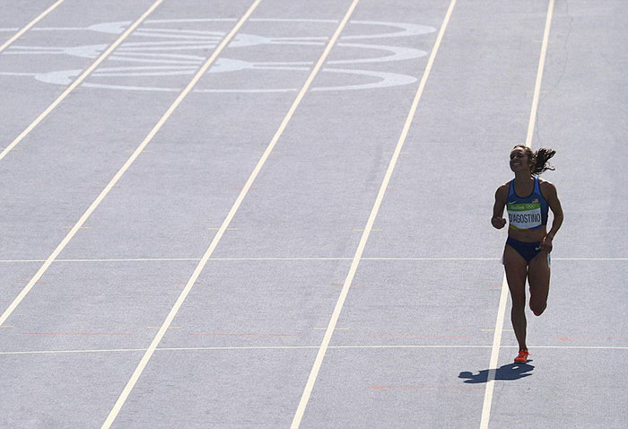 олимпийские бегуньи помогли друг другу после падения