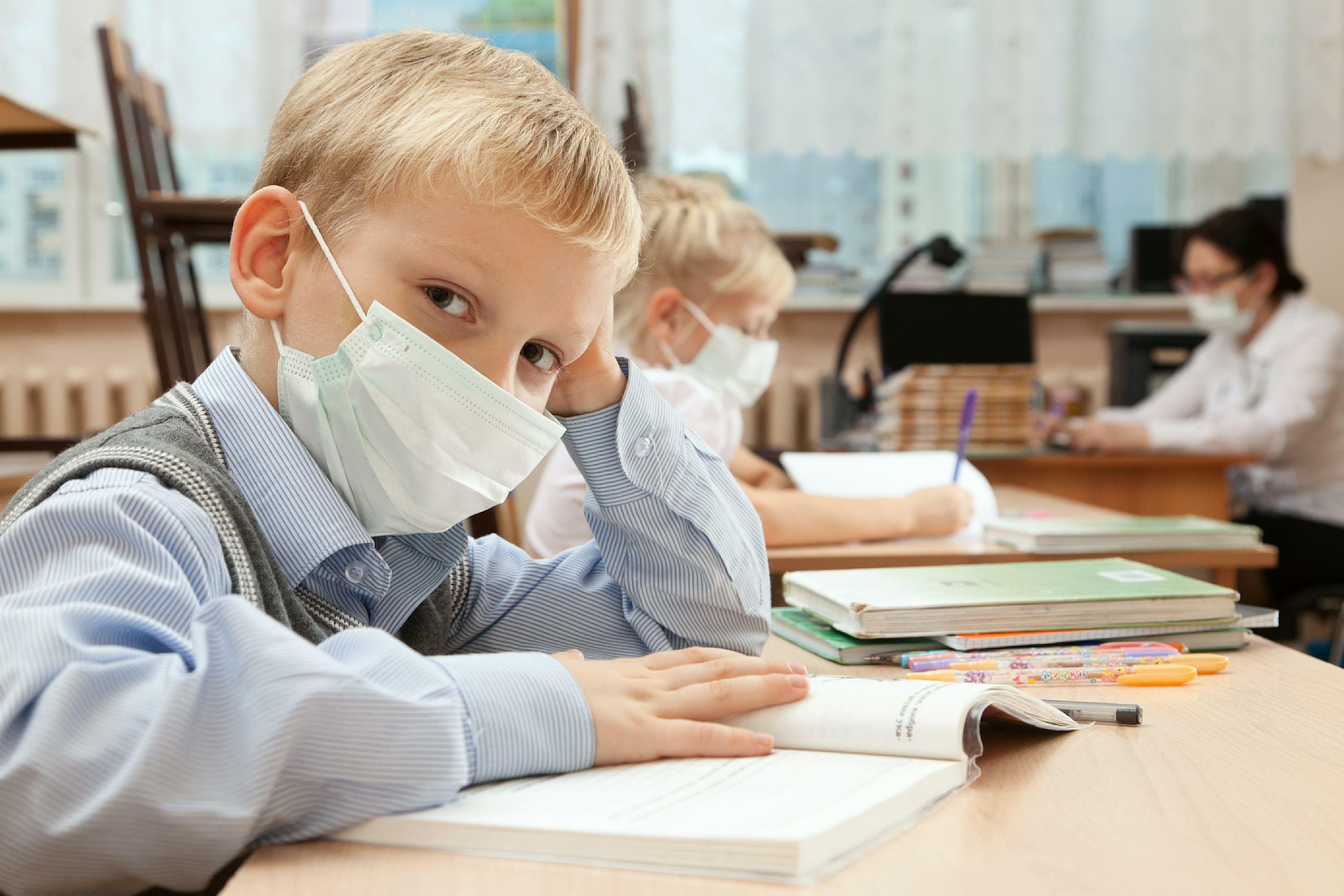 Школьный грипп. Школьник в маске за партой. Дети в школе в масках. Дети в масках медицинских в школе. Дети школьники.