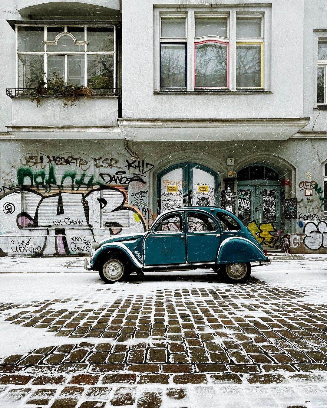 Немецкие улочки на атмосферных снимках Грегора Клара Грегор, фотографии, Читать, городов, немецких, других, Шарлоттенбурга, Берлина, улицах, автомобили, фасады, волшебные, снимает, уличной, Gregor, основном, фокусируется, Германия, Берлине, проживающий