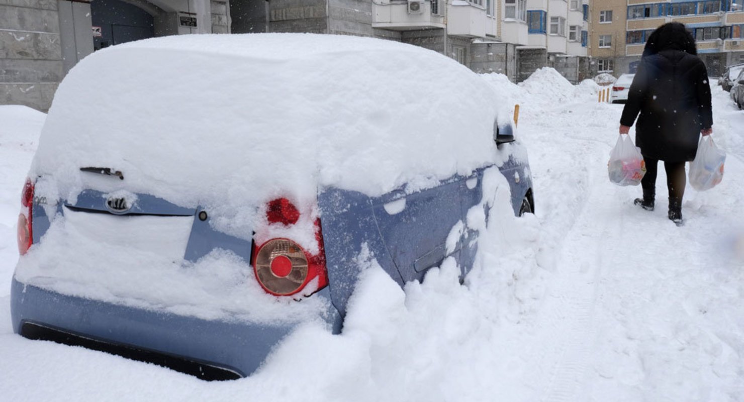 Опасно ли держать автомобиль под снегом Автомобили