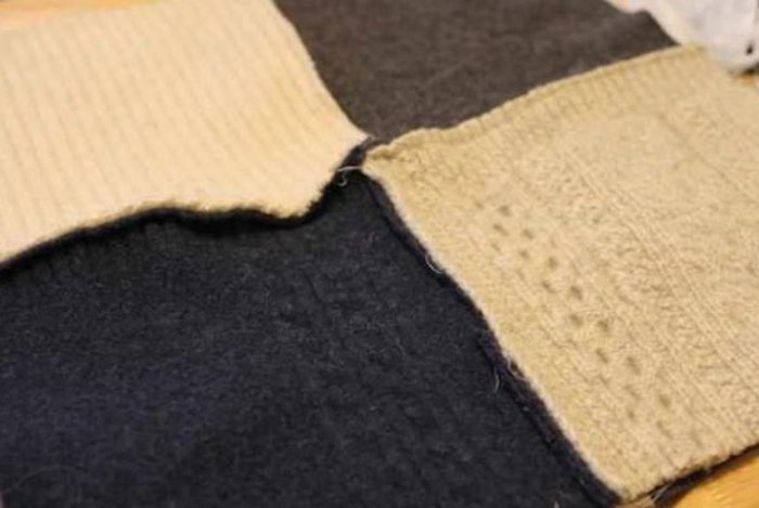 Не выбрасывайте старый свитер просто, чтобы, рукавов, новое, понять, можно, повод, сделать, сшивать, сумке, такой, ткани ВарежкиСумкаВ, пришить, часть, изнаночную, квадраты, изначально, старого, ихМожно, остынет