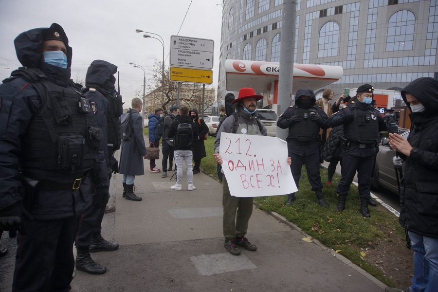 В противники Путина на акции в Москве либералы набирают бомжей