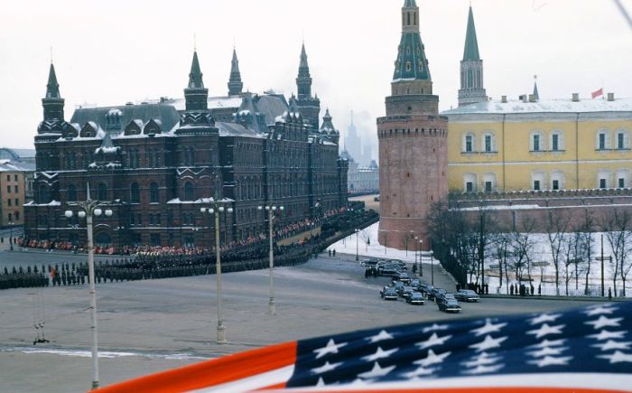 Редкое цветное изображение похорон Сталина в 1953 году, сфотографировано из окна старого посольства США. Автор: Martin Manhoff.