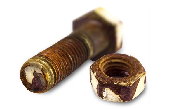 Как выкрутить ржавые винты, если они намертво застряли Как выкрутить ржавые винты, если они намертво застряли