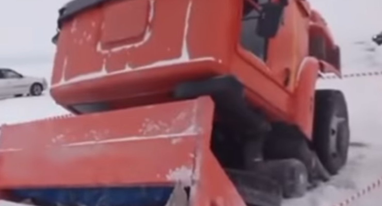 Зимник Якутии: КАМАЗы подо льдом и стрельба из карабина