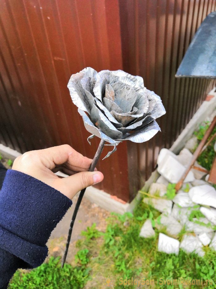 Шикарная роза из тонколистовой стали