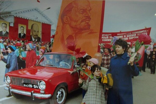 На первомайской демонстрации. Всеволод Тарасевич, 1981 год, Куйбышевская обл., г. Тольятти, из архива МАММ/МДФ.