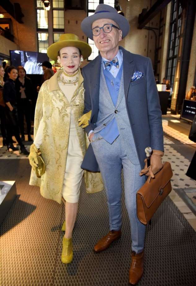Пожилая пара из Германии одевается так стильно, будто собирается на королевский прием