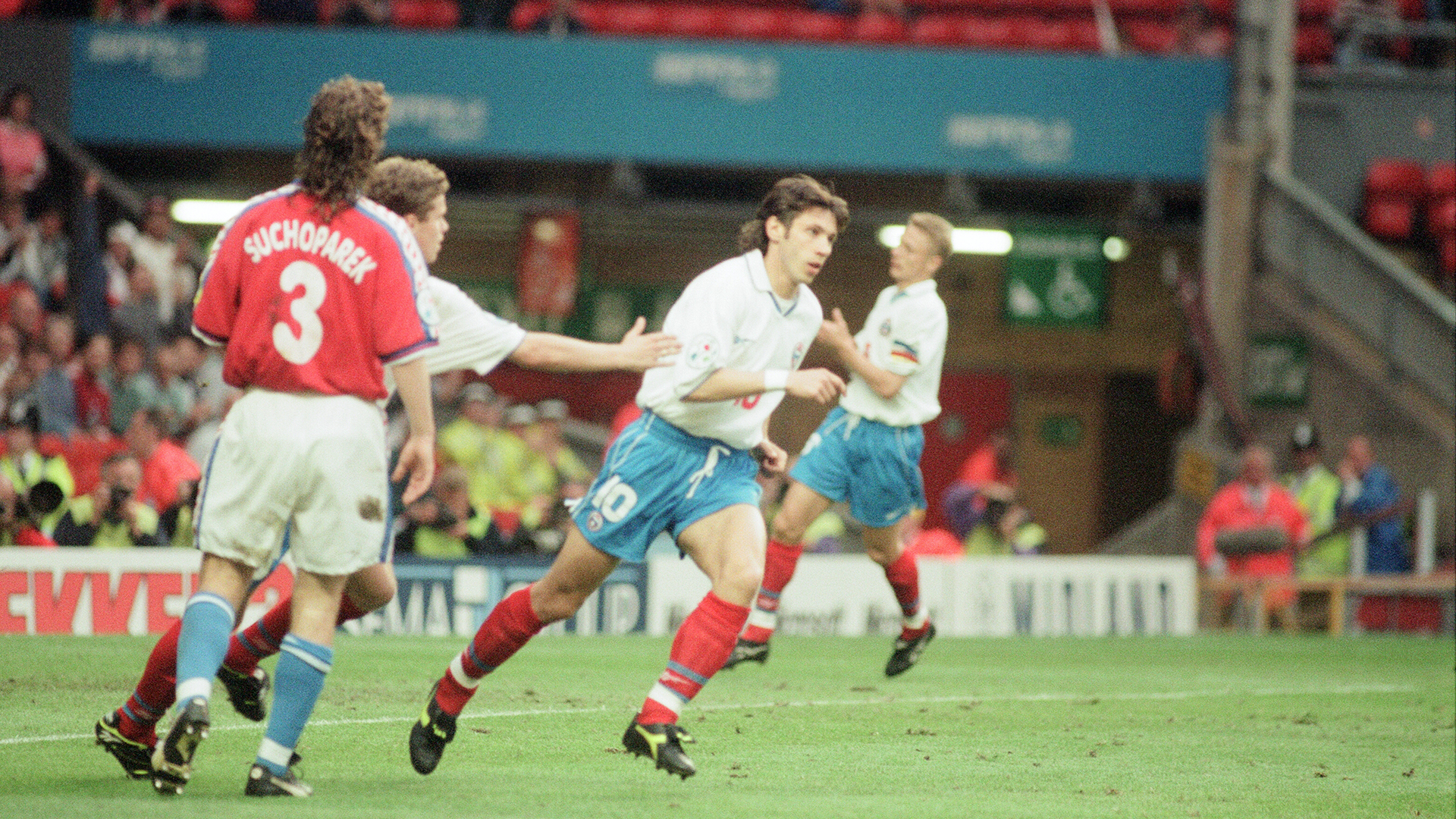 Футболист сборной России Александр Мостовой в матче против Чехии на Евро-1996