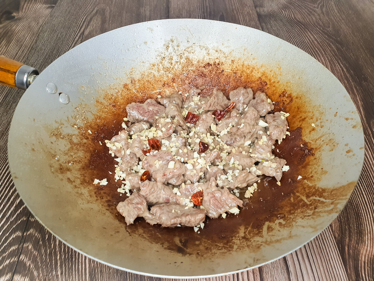 Обжариваем мясо