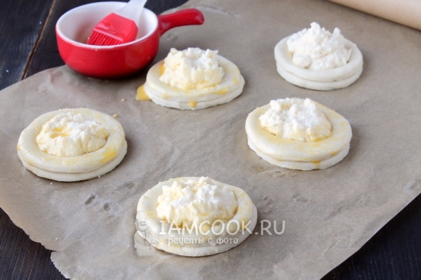 Выложить творожную начинку на тесто