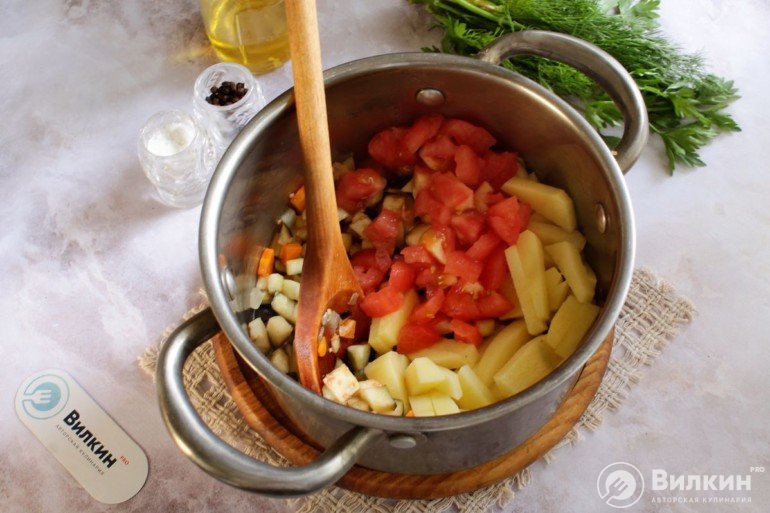 Овощной суп с баклажанами баклажанами, минутыШаг, овощей, перец, чеснок, промасливаем, кастрюле, сельдерея, постный, кубиками, пассеруем, способом, натертую, морковь, Перемешав, Легкий, 8Добавляем, баклажаны, порубленные, нарезанную