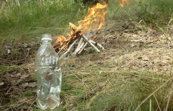 Как вскипятить воду в пластиковой бутылке, если нет другой альтернативы кипячения, бутылки, водой, бутылке, можно, пластиковой, краев, может, Разводим, самом, пластик, случае, ветки, когда, Однако, будет, непосредственно, около, крышку, горлышку