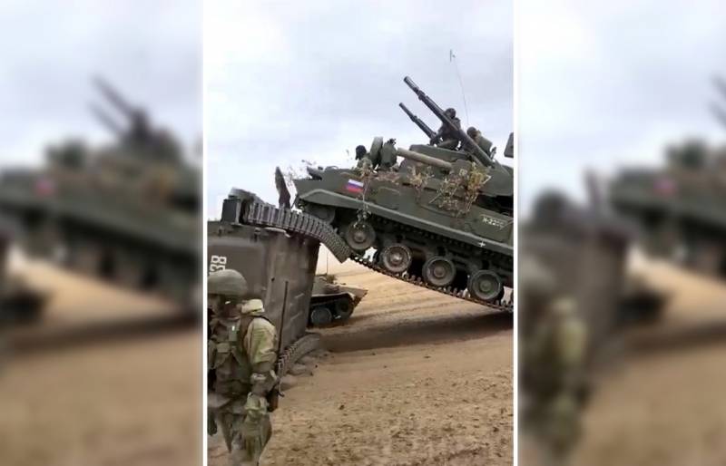 Кадры из России: «Тунгуска» перевернула БМП-2 на учениях