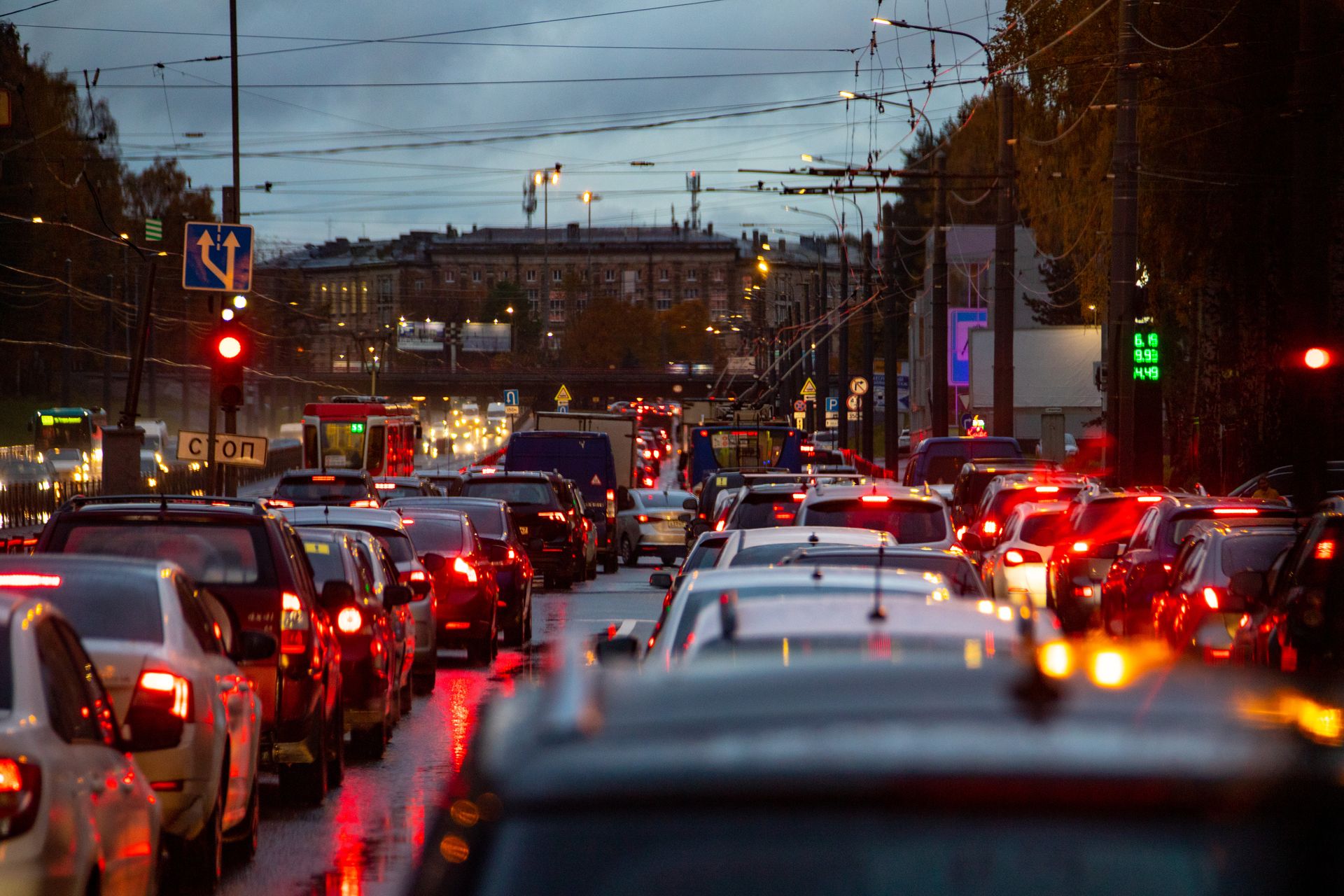 Движение петербург. Пробки СПБ. Пробка на Невском. Движение в Питере.