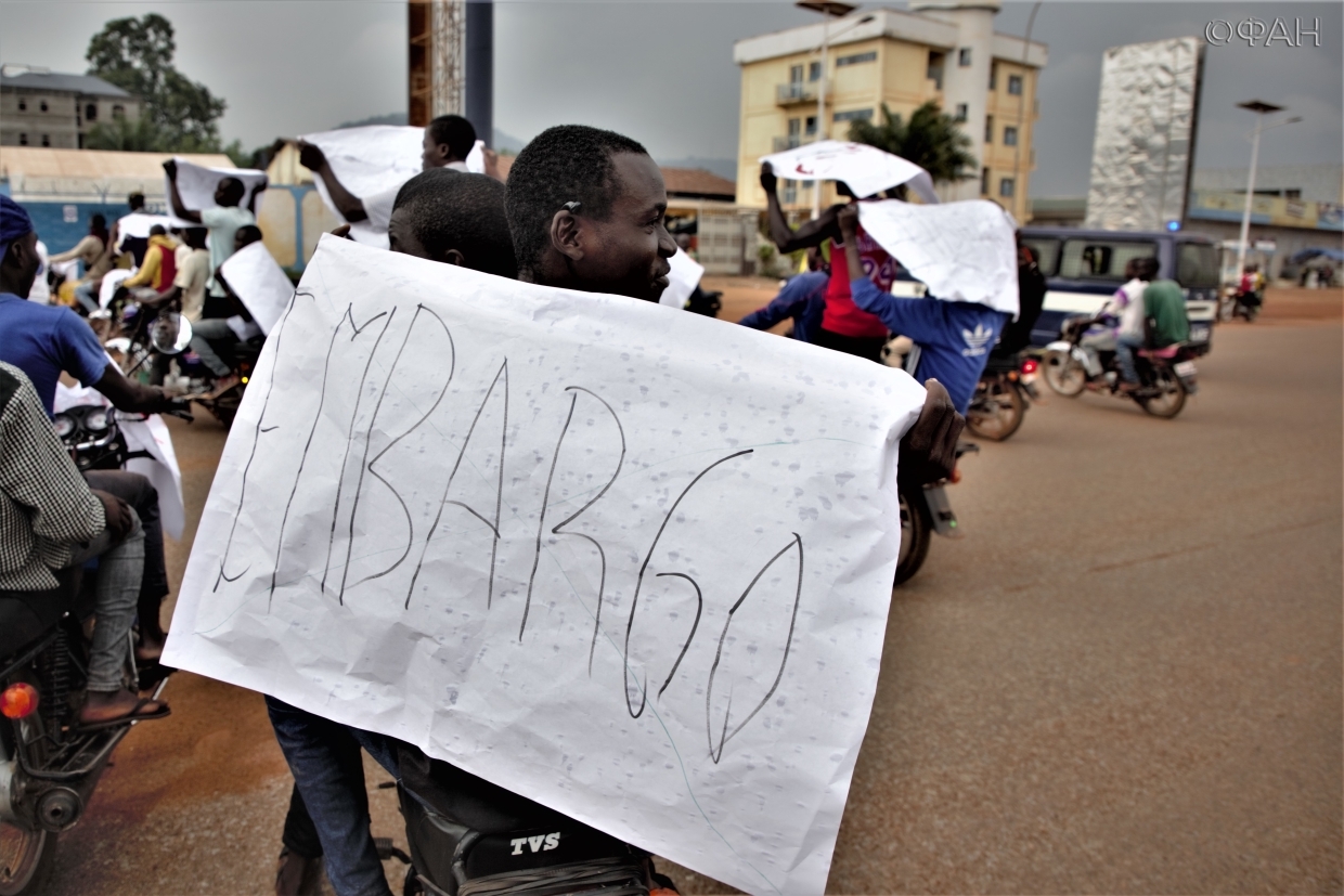 «Наказывают простых жителей»: власти ЦАР раскритиковали оружейное эмбарго ООН «Наказывают простых жителей»: власти ЦАР раскритиковали оружейное эмбарго ООН Весь мир